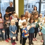Kinder mit Laternen singen im Pflegezentrum Sssbach.