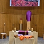 Altar mit verhlltem Kreuz und Brot vor dem Altar