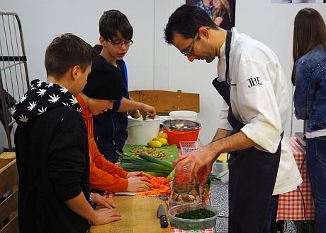 Jugendliche helfen Andri Casanova beim Kochen