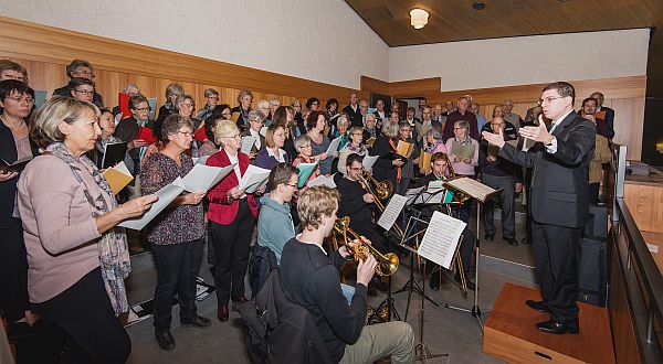 An der Pastoralraumerrichtungsfeier sangen Kirchenchre aus dem ganzen Pastoralraum gemeinsam unter der Leitung von Giuseppe Raccuglia.