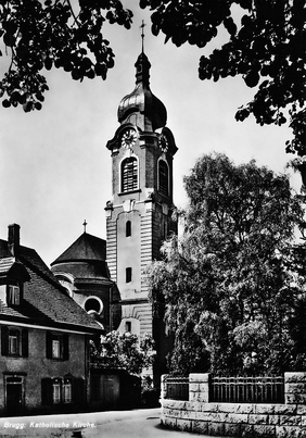 <BR>Beschränkter Platz: Bis 1952 war die Kirche St. Nikolaus gegen Osten durch das Bruggergut eingeklemmt.