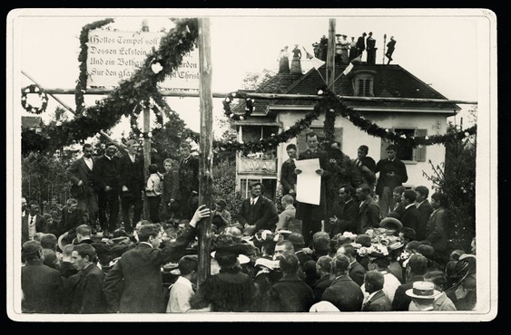 Viel Volk am Tag der Grundsteinlegung der Kirche St. Nikolaus am 21. Mai 1905: Der 29-jhrige Pfarrer Albert Hausheer verliest die Urkunde, die eingeschlossen werden wird. Archiv Pfarrei St. Nikolaus Brugg, Bildbestand