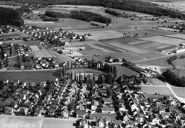 Klosterzelgquartier und Amphitheater in der Vogelschau um 1960. Der Bauplatz fr die Windischer Kirche lag damals am Rand der Siedlung, rechts neben dem Amphitheater im Gebiet Brlisgrueb. Archiv Pfarrei St. Marien Windisch, Fotosammlung