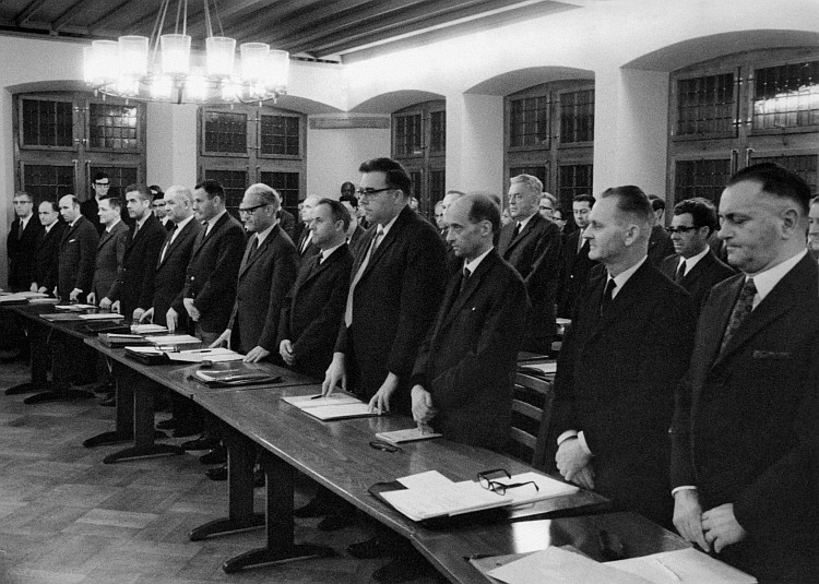 Der erste Einwohnerrat von Brugg 1966 bei seiner Vereidigung. Max Brentano ist der zweite von rechts (in der hinteren Reihe). Sammlung Titus J. Meier, Brugg