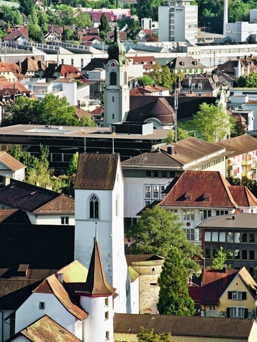 Die Stadtkirche Brugg im Vorder und Die Katholische Kirche St. Nikolaus im Hintergrund vom Bruggerberg aus gesehen.