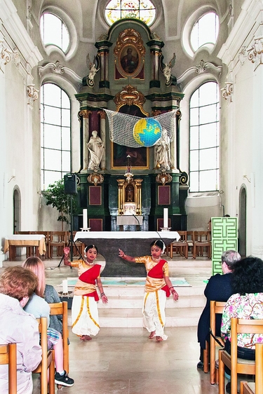 Fest der Nationen im Pastoralraum. Tamilische Kinder tanzen ein Gebet.