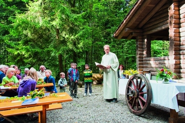 Gemeindeleiter Simon Meier am Pfarreifest in der Riniker Waldhtte 2014.