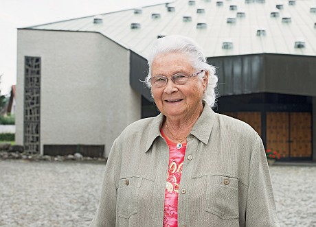 Olga Knecht vor der Kirche St. Marien in Windisch.