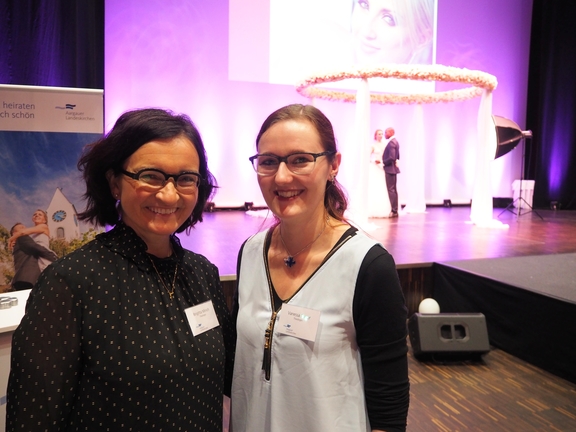 Am Stand der Hochzeitsmesse im Campussaal waren auch Brigitta Minich und Vanessa Furrer anzutreffen.