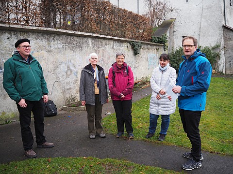 Die Morgenpilgergruppe auf ihrem Weg durch den frhen Morgen.