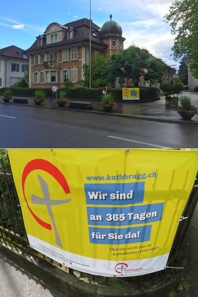 Das Plakat hing an Fronleichnam vor dem Pfarrhaus in Brugg.