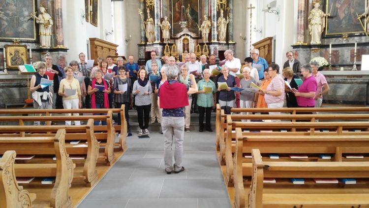 Der Chor singt in der Kirche Dietwil