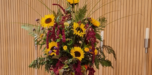 Sonnenblumenstrauss in Kirche