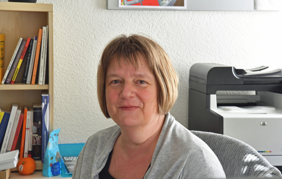 Porträtbild von Iris Bäriswyl in ihrem Büro.