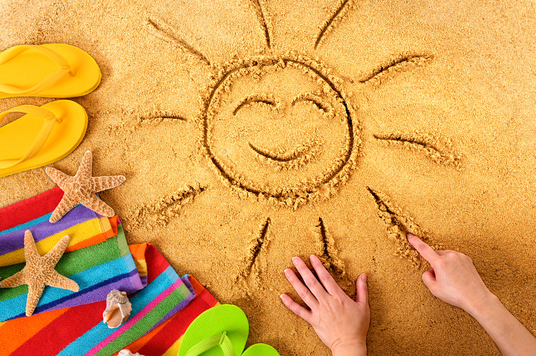 Strahlende Sonne auf einem Sandstrand gezeichnet.