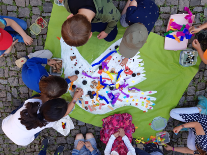 Kinder schmcken eine grosse Friedenstaube aus.