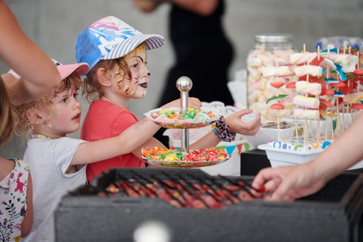 Kinder beim Sssigkeitenstand am Sommerfest.
