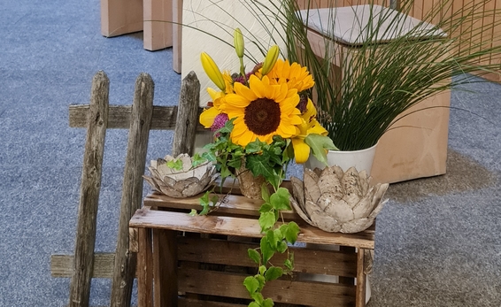 Sonnenblume mit Deko in der Kirche