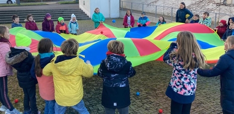 Kinder mit Tuch