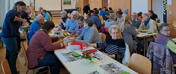 Menschen beim Suppe essen