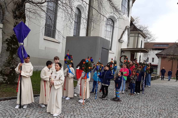 Grosser Einzug am Palmsonntag in Brugg.