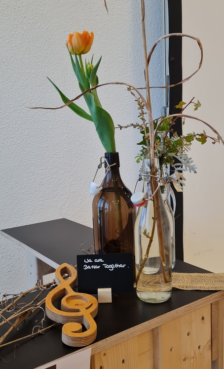 Blumendeko mit Holznotenschlssel auf Bar