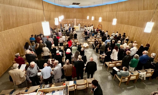 Gottesdienstbesucher in der Franziskus-Kirche