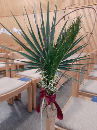 Palmblatt-Deko in der Kirche