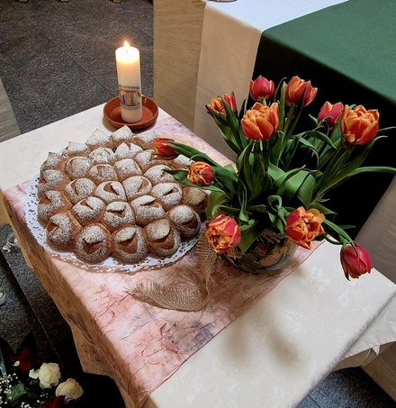 Tisch mit Agatha-Brot, Tulpen und Kerze