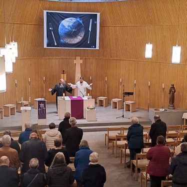 Menschen im Gottesdienst
