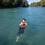 Jugendliche schwimmt in der Aare