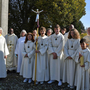 Bischofsvikar Koledoye mit Priester Olowo, den Ansprechpersonen und Minis.