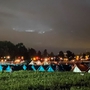 beleuchtete Zelte von JUBLA-Scharen auf Wiese bei Nacht