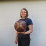 Marija Runje, Jugendarbeiterin, mit Basketball