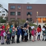 Kinder mit Rbeliechtli auf dem Innenhof beim Sssbach.