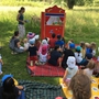 Kinder verfolgen das Puppentheater