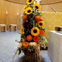 Sonnenblumenstrauss in Kirche