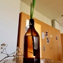 Tulpe auf Stehtisch in Glasflasche