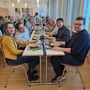 Menschen am Tisch beim Risotto-Essen