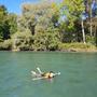 Jugendliche schwimmt in der Aare